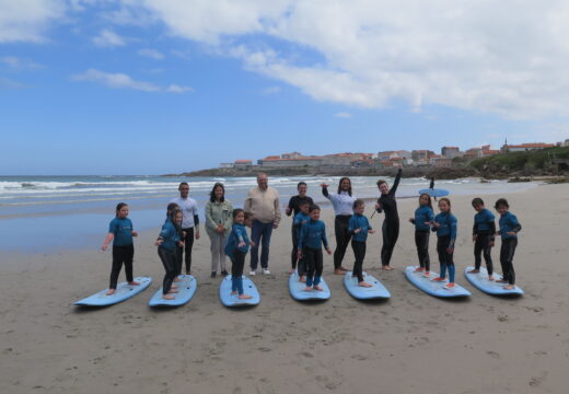 Alumnos dos CEIPS de Caión e Alfredo Brañas de Paiosaco participan no programa aprende a través do surfing